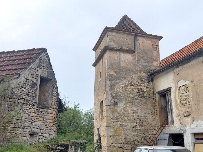 achat vente Maison et pigeonnier a vendre  en pierre , dépendances, puits Limogne en Quercy  LOT MIDI PYRENEES