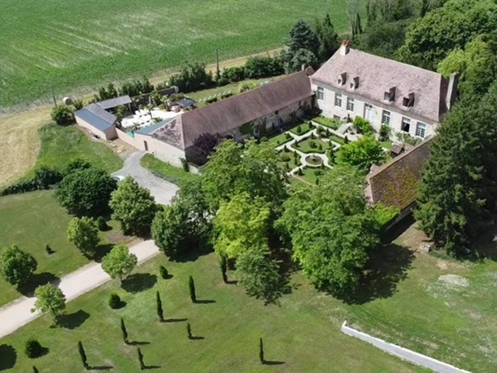 achat vente Château a vendre  avec activité évènementielle , dépendance, piscine Chantelle  à 6km, , au cœur du bourbonnais, sans voisins proches ALLIER AUVERGNE