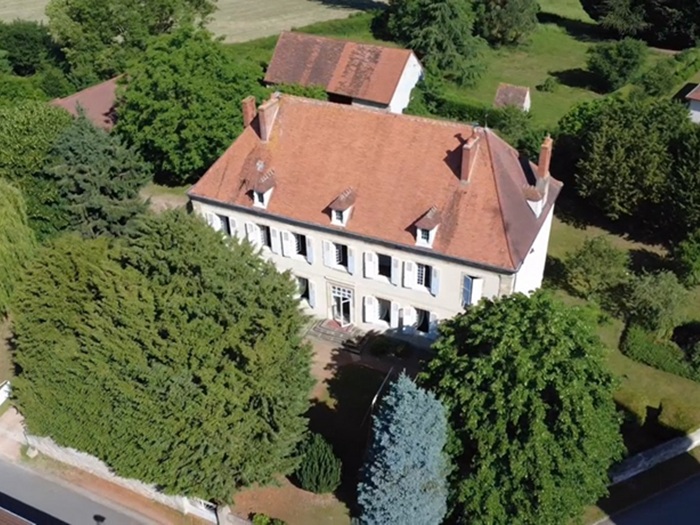 achat vente Maison de Maître a vendre  à rafraîchir , dépendances Doyet , au cœur du village ALLIER AUVERGNE