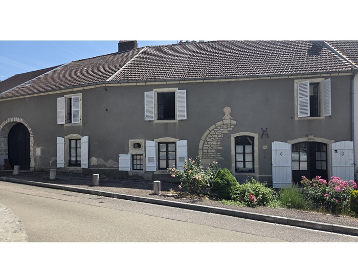 achat vente Demeure de Caractère a vendre en parfait état , dépendance Gray à 3 mns, 40mns de Vesoul, dans un village HAUTE SAONE FRANCHE COMTE
