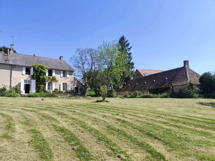 achat vente Prieuré a vendre  , dépendance, corps de ferme Maux , aux portes du Parc du Morvan NIEVRE BOURGOGNE
