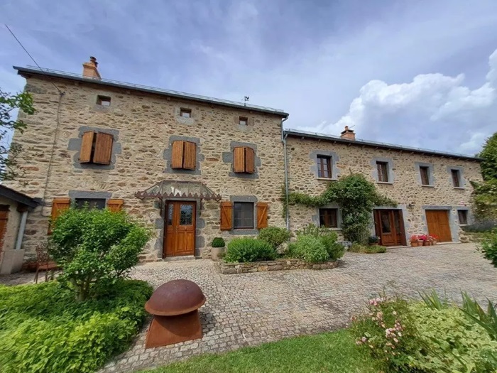 achat vente Ancien Corps de ferme a vendre  restauré , dépendances Lorcières , dans lieudit CANTAL AUVERGNE