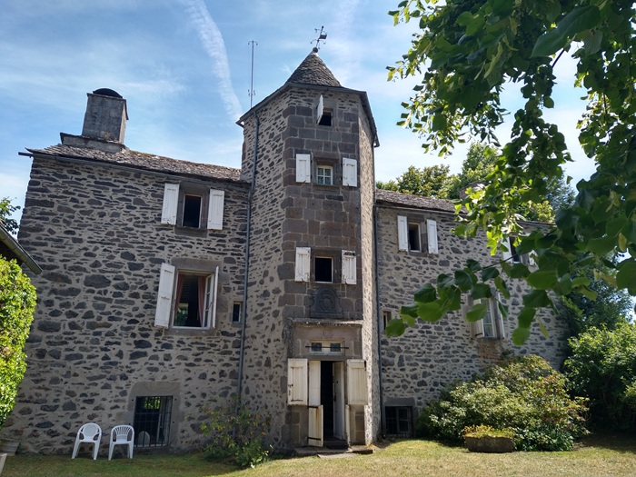 achat vente Manoir a vendre  en très bon état , dépendance Allanche , à 15 mn, 40 mn A75, coeur de village CANTAL AUVERGNE