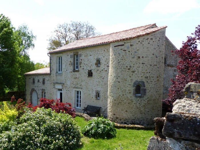 achat vente Ancien Manoir a vendre  en parfait état , dépendances Marsais-Sainte-Radegonde ,  dans un écrin de verdure VENDEE PAYS DE LA LOIRE