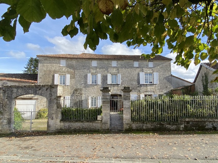 achat vente Ancienne maison forte a vendre  , dépendance, puits Sers  CHARENTE POITOU CHARENTES