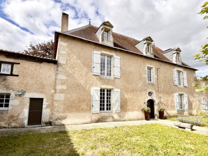 achat vente Maison de Maître a vendre  , dépendances, pigeonnier, piscine Luchapt  VIENNE POITOU CHARENTES