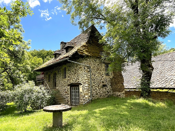 achat vente Ancien Corps de ferme Authentique a vendre  restauré , dépendances, gîtes Lapeyrugue , à 40mn Aurillac, cadre idyllique, sans voisins CANTAL AUVERGNE