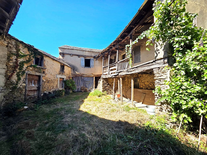 achat vente Ancien Corps de ferme Authentique a vendre  à restaurer , dépendances, four à pain Cabanès , à 30 min de Rodez AVEYRON MIDI PYRENEES