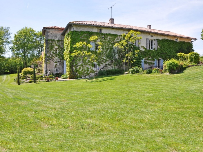 achat vente Gentilhommière  a vendre  , dépendances, piscine Bertric-burée , au bout d’un chemin privé, avec vue  DORDOGNE AQUITAINE